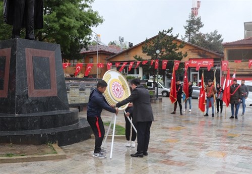 İlçemizde 19 Mayıs Atatürk`ü Anma Gençlik ve Spor Bayramı Çelenk Sunma Töreni Gerçekleştirildi.