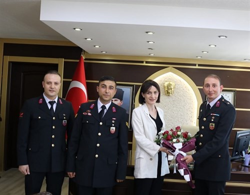 İlçe Jandarma Komutanımız Sn. Mustafa ÇAVUŞ ve beraberindeki heyet Sn. Kaymakamımız Fatma Gül NAYMAN'ı Makamında Ziyaret Etti.