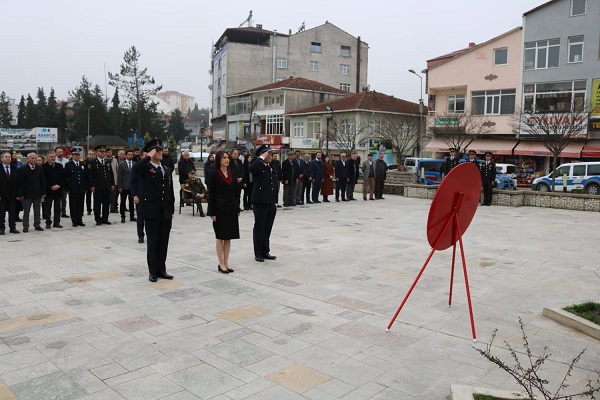18 Mart Şehitleri Anma Günü ve Çanakkale Deniz Zaferi'nin 108. Yıldönümü nedeniyle İlçemiz Cumhuriyet Meydanında Çelenk Sunma Töreni gerçekleştirildi